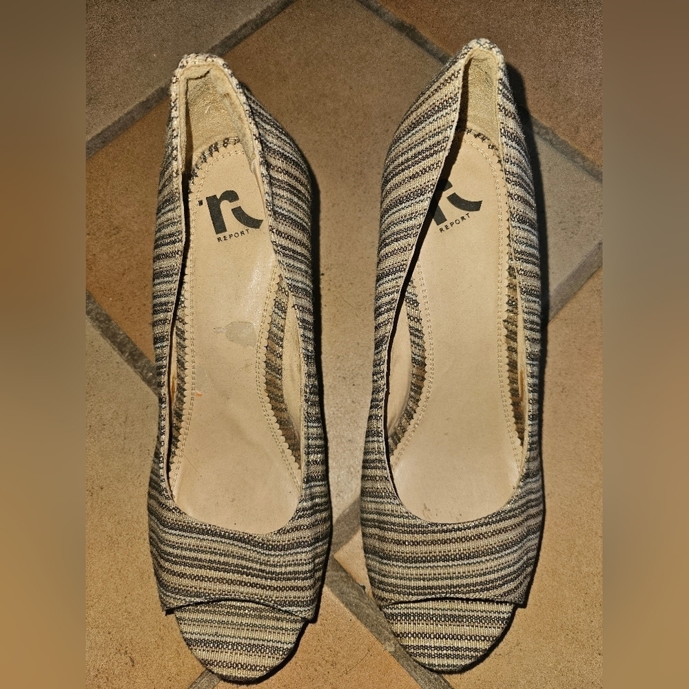 Report Womans Wedge Style Open Toe Shoe Size 10
